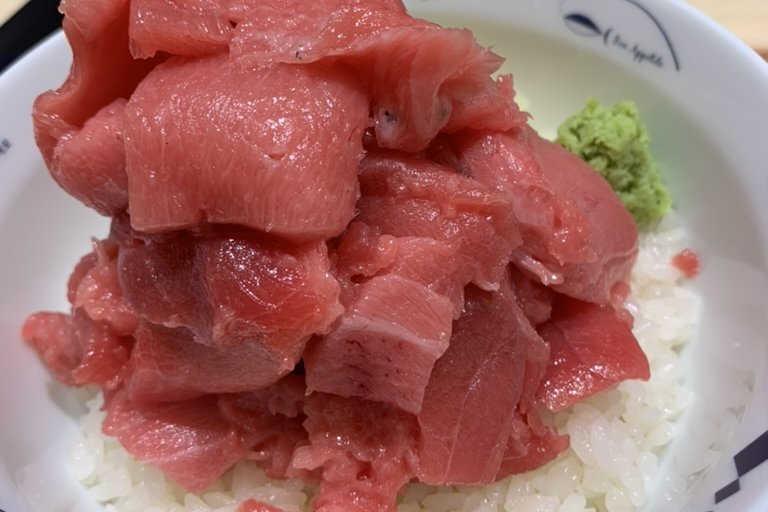 A bowl of bluefin tuna piled over rice with a dab of wasabi at Seagen in Tsukiji