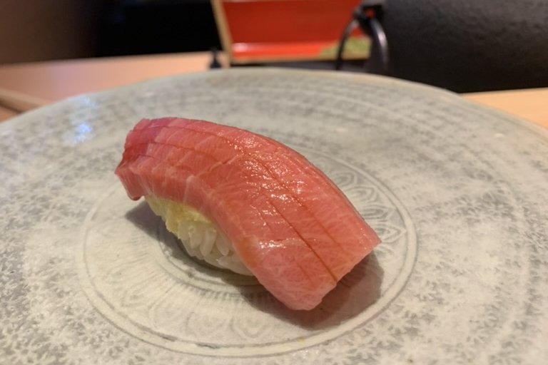 A chutoro nigiri on a grey patterned plate