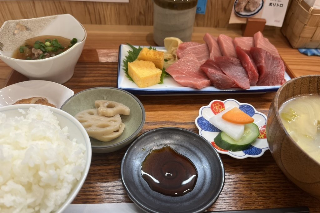 A bluefin set meal at Tsubasa — sashimi of akami and chutoro with tamago, rice, miso soup and pickles